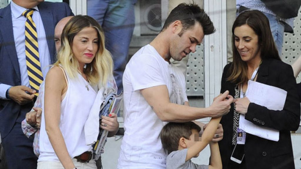 Avión, ternura y tenis: Fonsi Nieto y su hijo #Lucasmolón, en el Open de Madrid