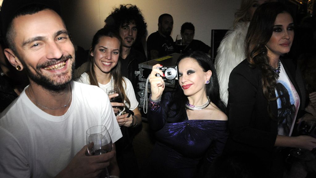 Concierto de Nancys Rubias, con toda la troupe, cegados por el brillo de Swarovski