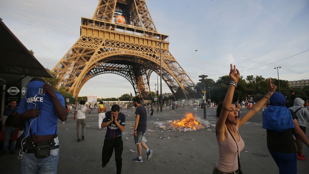 La policía usa gases lacrimógenos tras disturbios en la 'fan zone' de la Torre Eiffel