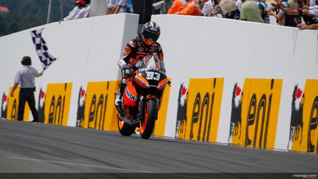 Marc Márquez cruza la línea de meta en Sachsenring