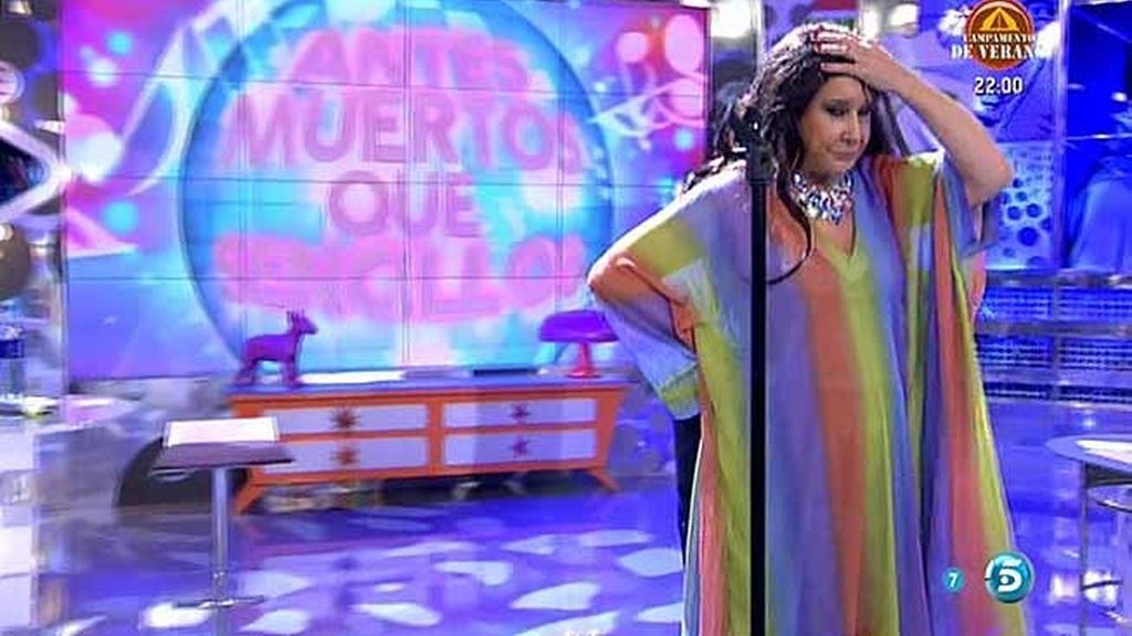 Mila se enfada y se quita el atrezzo