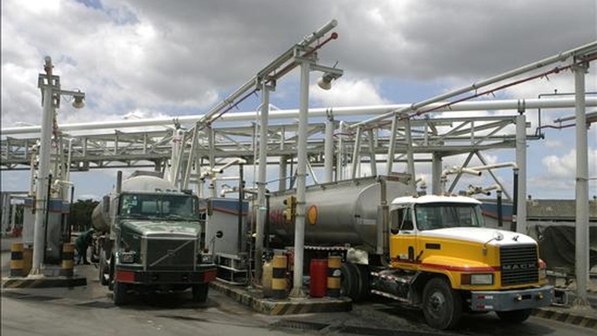 Fotografía del 16 de abril de 2010 que muestra camiones que cargan combustible en la Refinería Dominicana de Petróleo (Refidomsa) en San Cristóbal (República Dominicana). EFE/Archivo