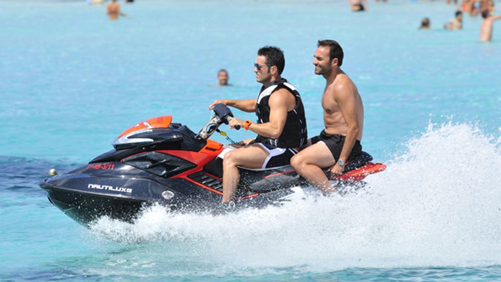 Bustamante, en la moto acuática junto a un amigo