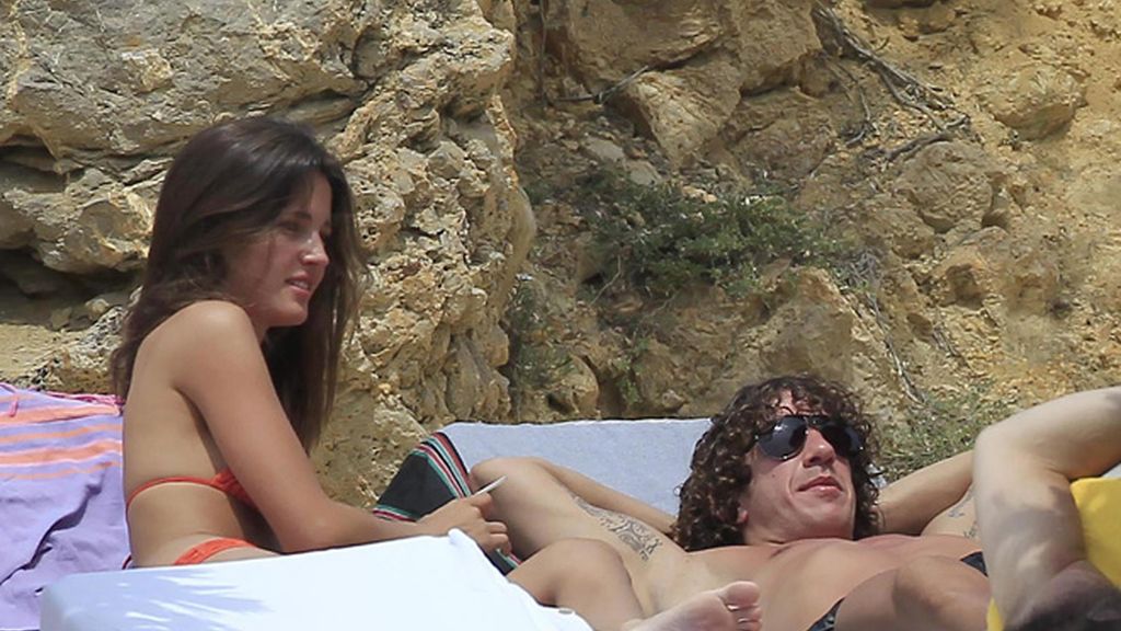 Puyol y Malena, relajados en Ibiza