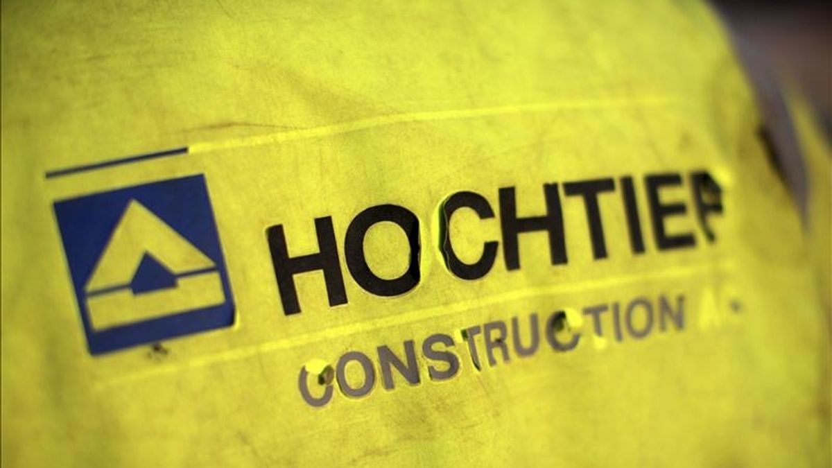 Un logotipo de la constructora alemana Hochtief en un chaleco en una obra en Duisburgo, Alemania. EFE/Archivo