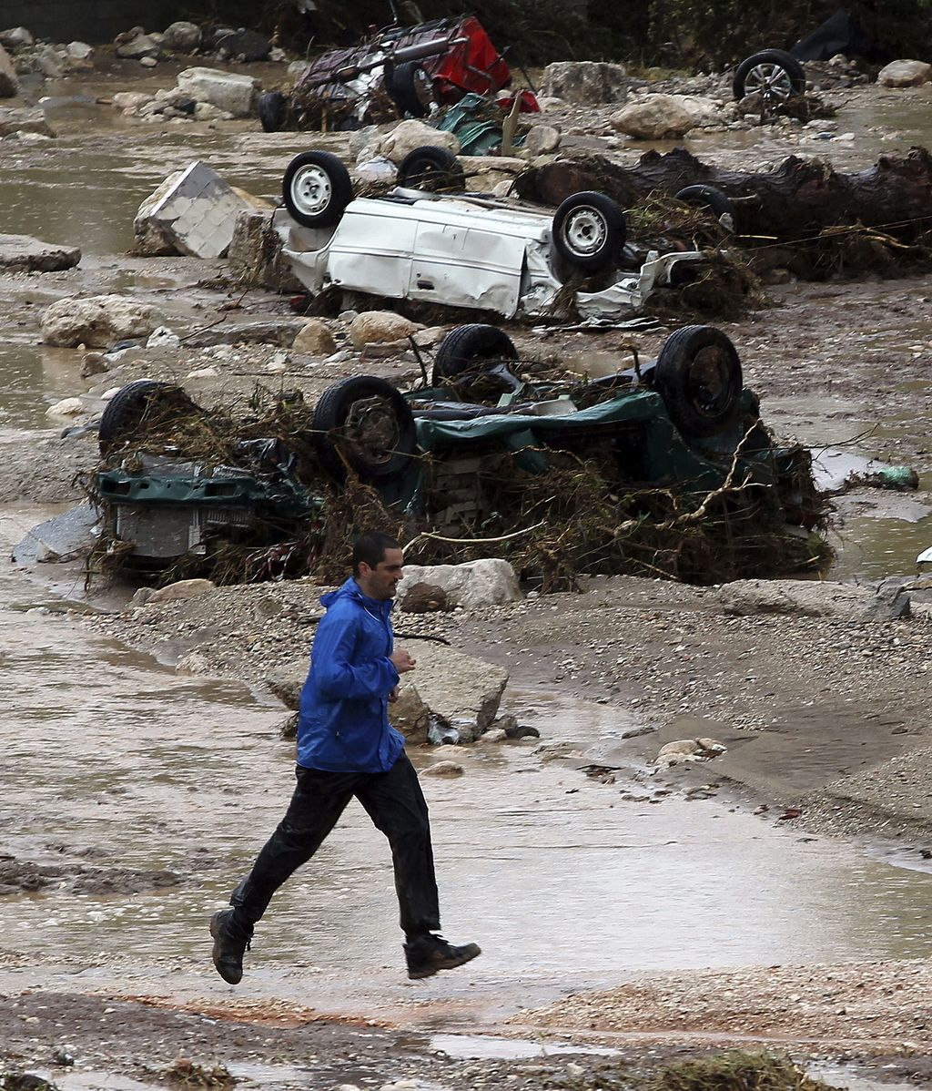 Vehículos arrastrados por el agua en Villanueva del Rosario (Málaga)