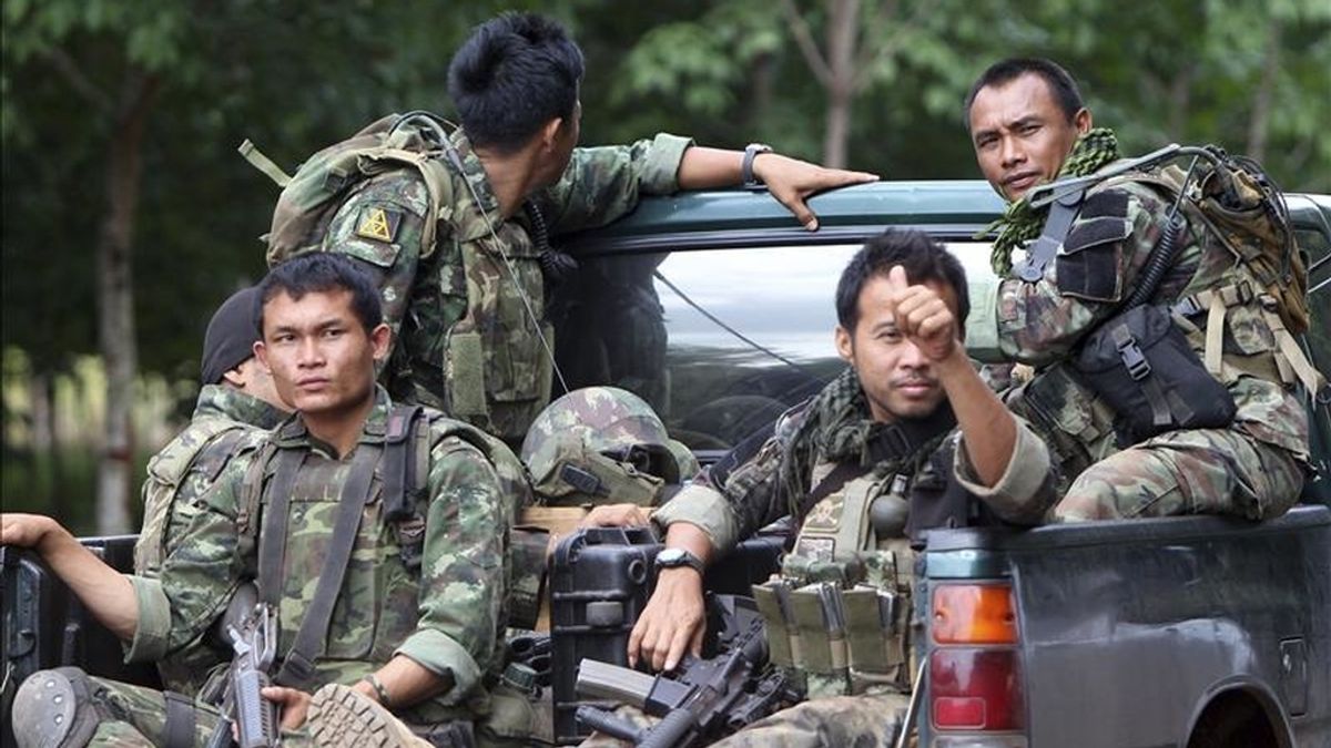 Soldados tailandieses se trasladan hoy hasta la frontera con Camboya para luchar en los enfrentamientos fronterizos entre los ejércitos de Camboya y Tailandia, en Phanom Dong Rak, en la privincia tailandesa de Surin. EFE