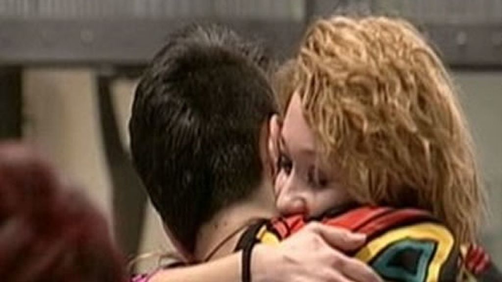 Kevin y Lisa se abrazan tras el tribunal de convivencia