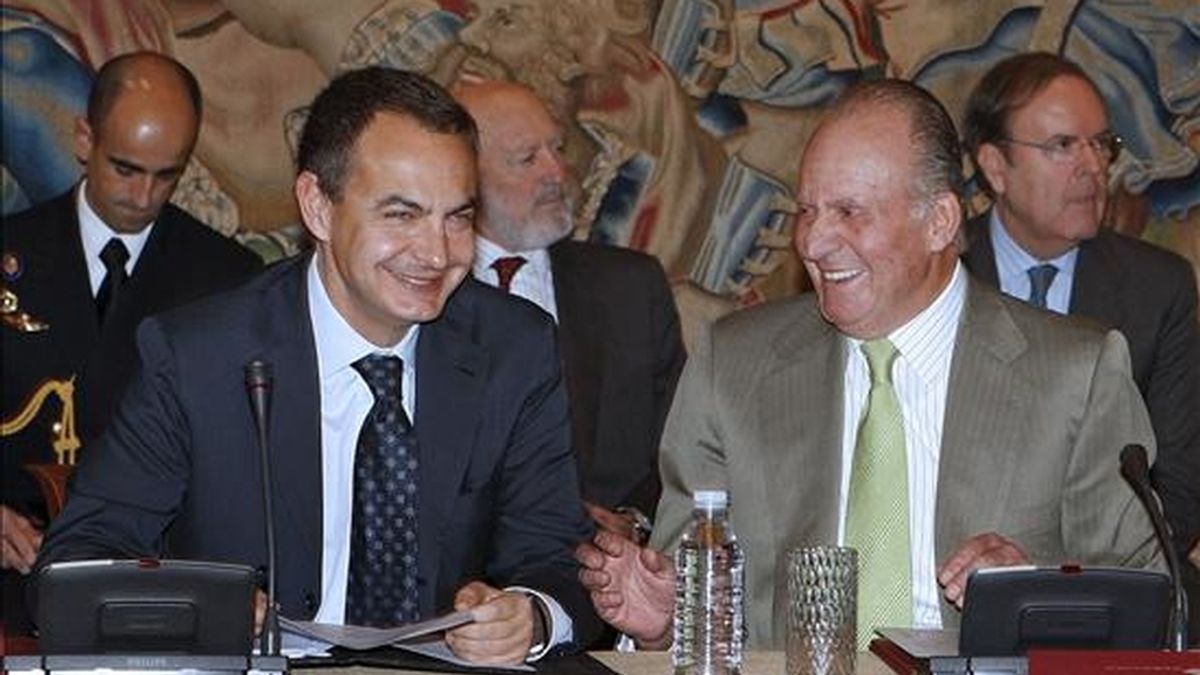 El Rey Juan Carlos y el presidente del Gobierno, José Luis Rodríguez Zapatero, presiden la reunión anual del patronato de la Fundación Carolina celebrada en el Palacio de la Zarzuela, el pasado 26 de enero. EFE/Archivo