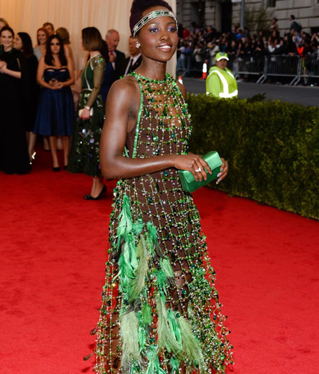 Lupita Nyong'o como una flapper de los años 20