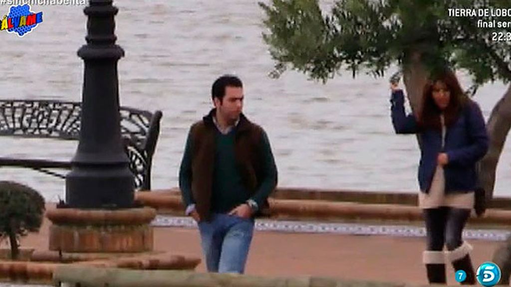 Imágenes de Chabelita y Alberto, acompañados de un amigo que les fotografía