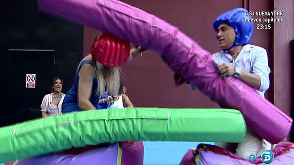 Loli Álvarez y Kiko Hernández 'luchan' cuerpo a cuerpo