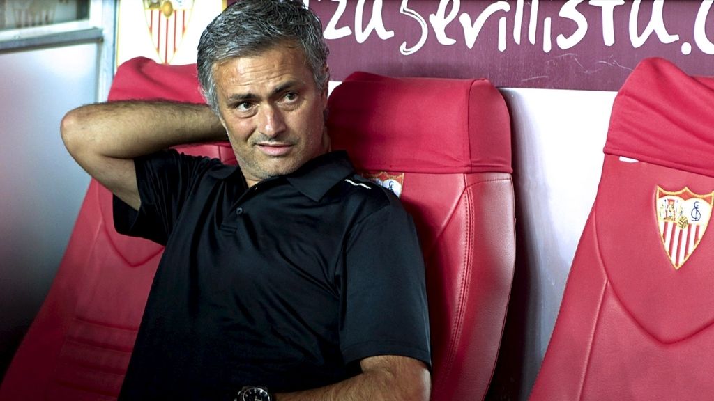 José Mourinho en el banquillo del Sevilla