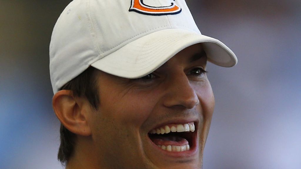 Ashton Kutcher se cubre con una gorra de béisbol