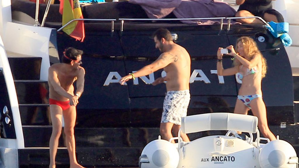 David Meca enseña a chapotear a Blanca Cuesta y Borja Thyssen