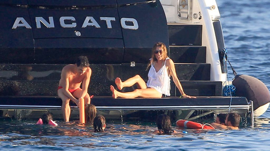 David Meca enseña a chapotear a Blanca Cuesta y Borja Thyssen