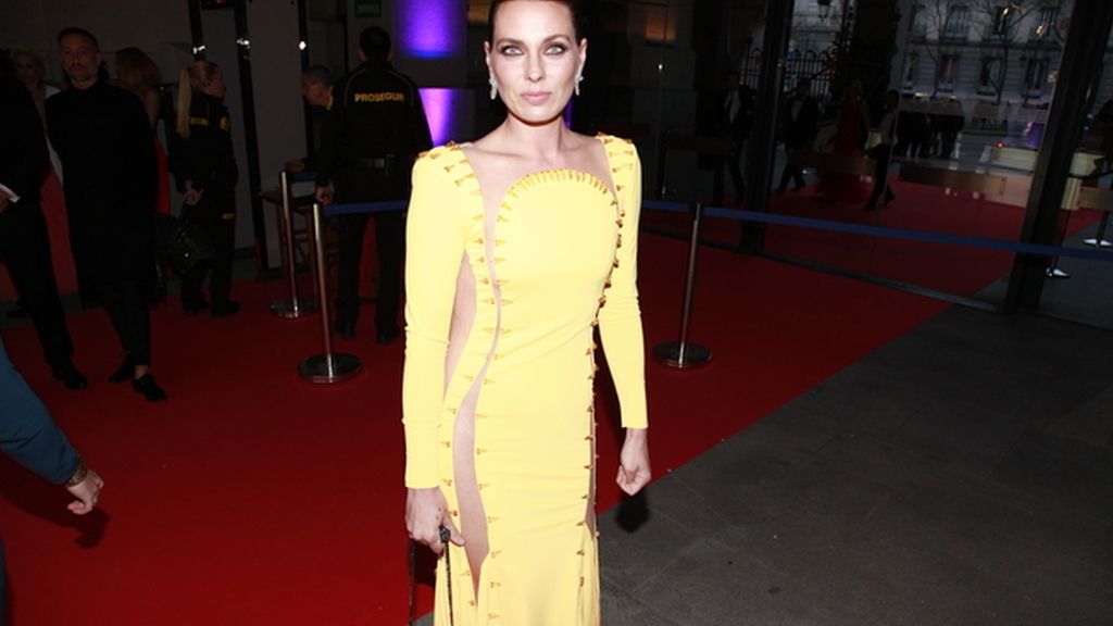 Alejandra Ortiz Domecq con un diseño de Roberto Diz