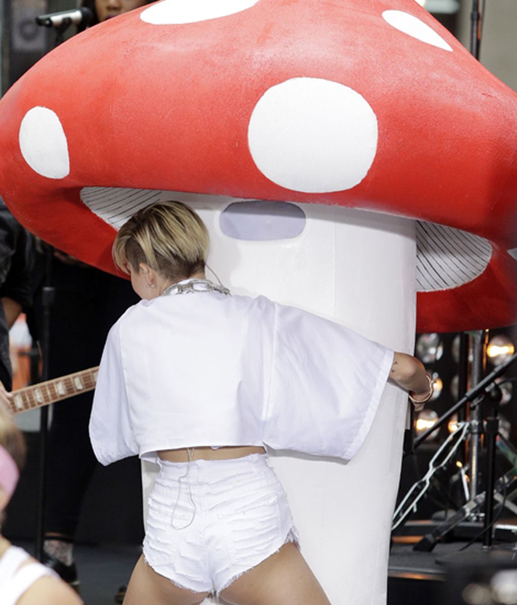 Miley Cyrus entrevistada en el Saturday Night Live