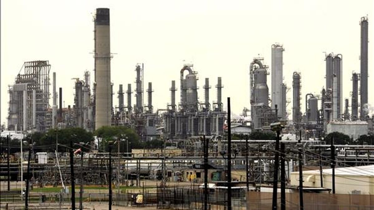 Los contratos del Petróleo Intermedio de Texas para entrega en mayo añadieron 2,86 dólares y concluyeron la semana en un nivel muy similar al del pasado viernes. EFE/Archivo