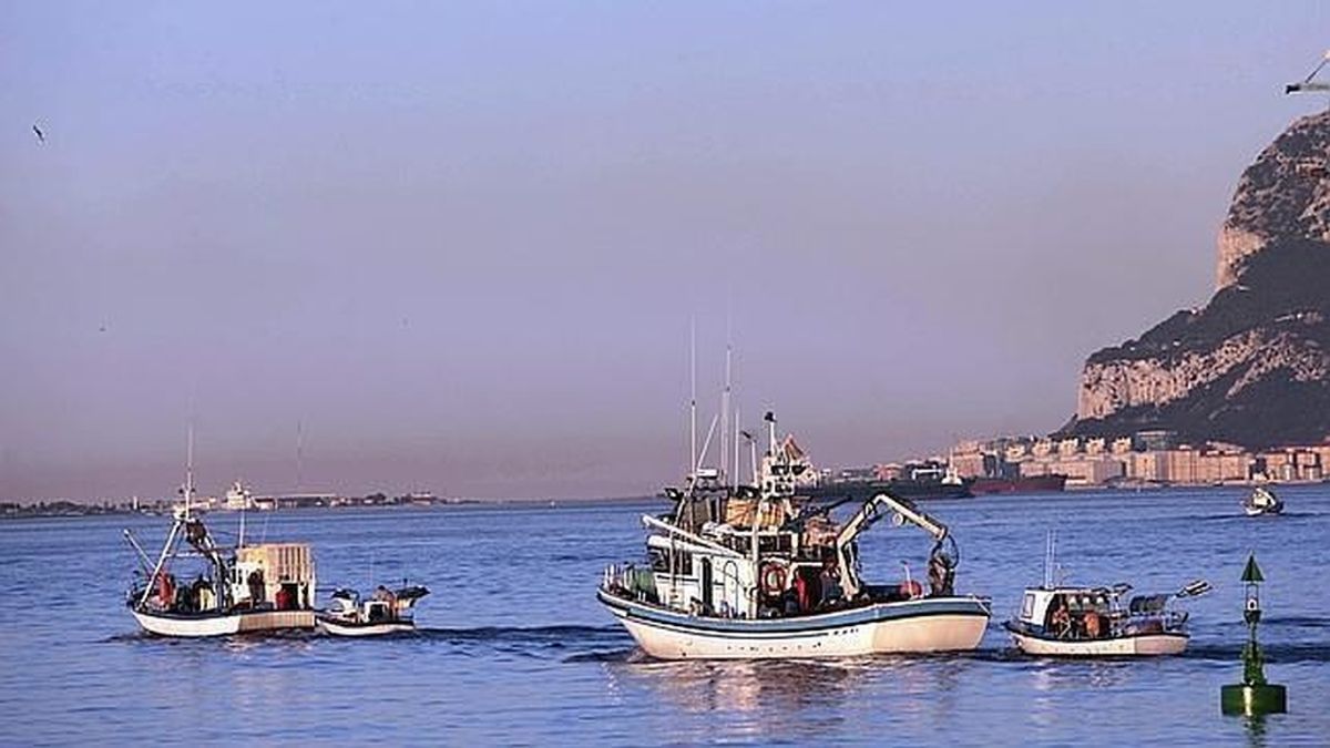 Pesqueros españoles en aguas cercanas al Peñón