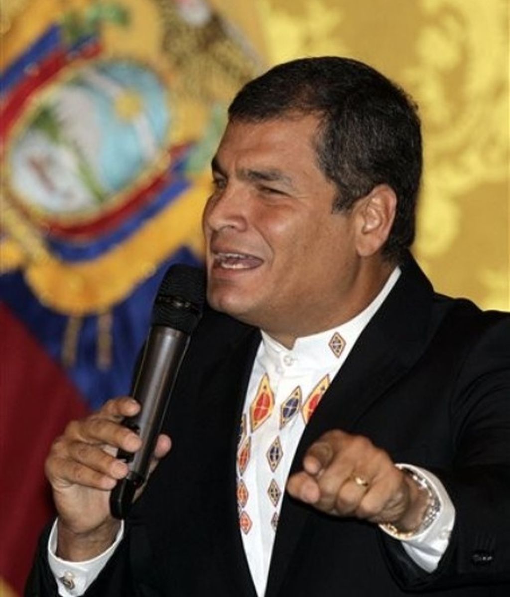 El presidente de Ecuador leyó desde el palacio de Gobierno su "carta al pueblo ecuatoriano" en la que anuncia su perdón a los periodista, a pesar de que la condena era "merecida".