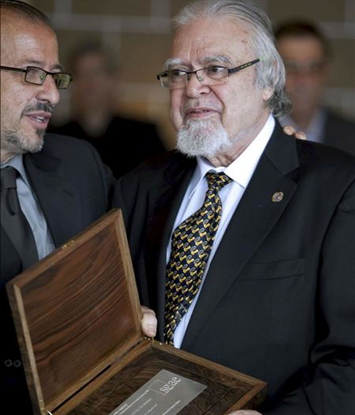 El compositor grancanario Juan José Falcón Sanabria muestra la placa que lo acredita como ganador del premio Daniel Montorio de 2007, que le concedió la SGAE por su ópera 'La Hija del cielo', estrenada en septiembre de ese año. EFE