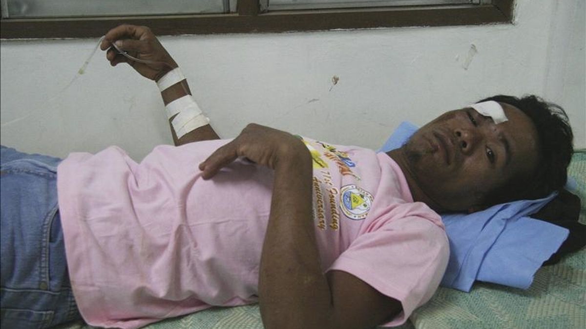 Un filipino recibe atención médica tras resultar herido al verse implicado en un corrimiento de tierras ocurrido en una zona minera del sur de Filipinas. EFE