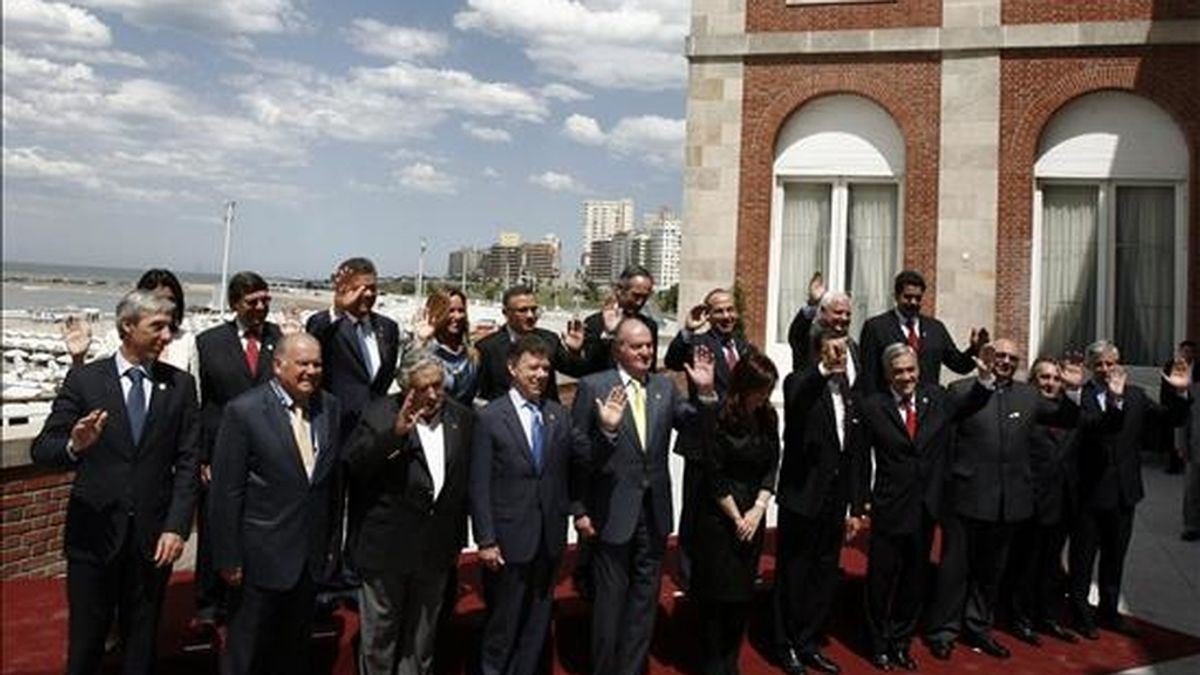 Los jefes de Estado y de Gobierno de la XX Cumbre Iberoamericana posan este 4 de diciembre para la foto oficial en la ciudad de Mar del Plata (Argentina). EFE