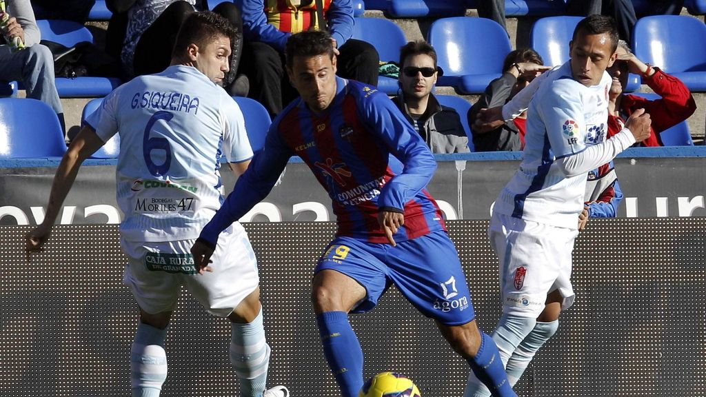 El Levante se enfrenta al Granada. Foto: EFE El Levante se enfrenta al Granada. Foto: EFE