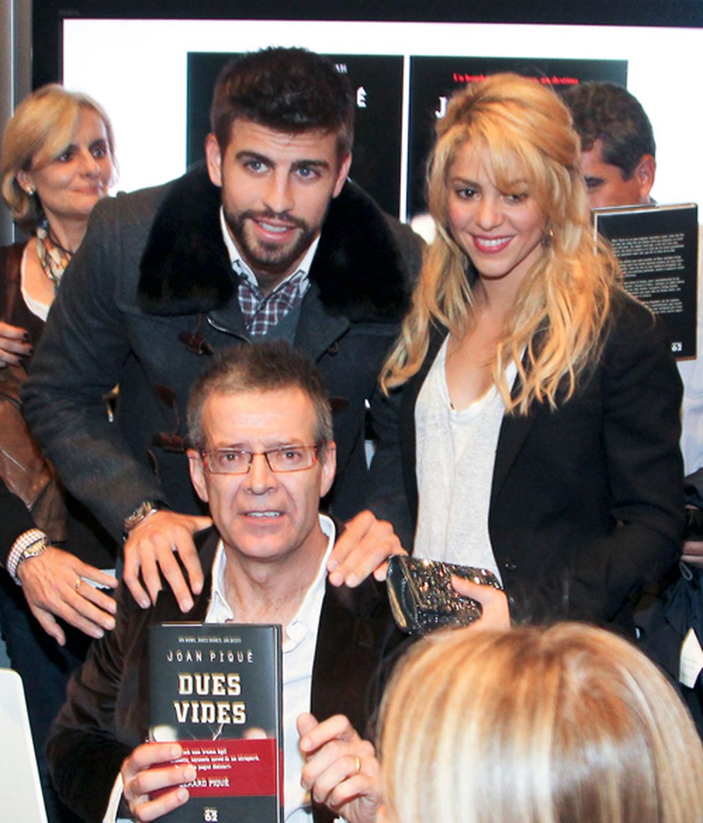Gerard Piqué se lleva a Shakira a la presentación del libro de su padre
