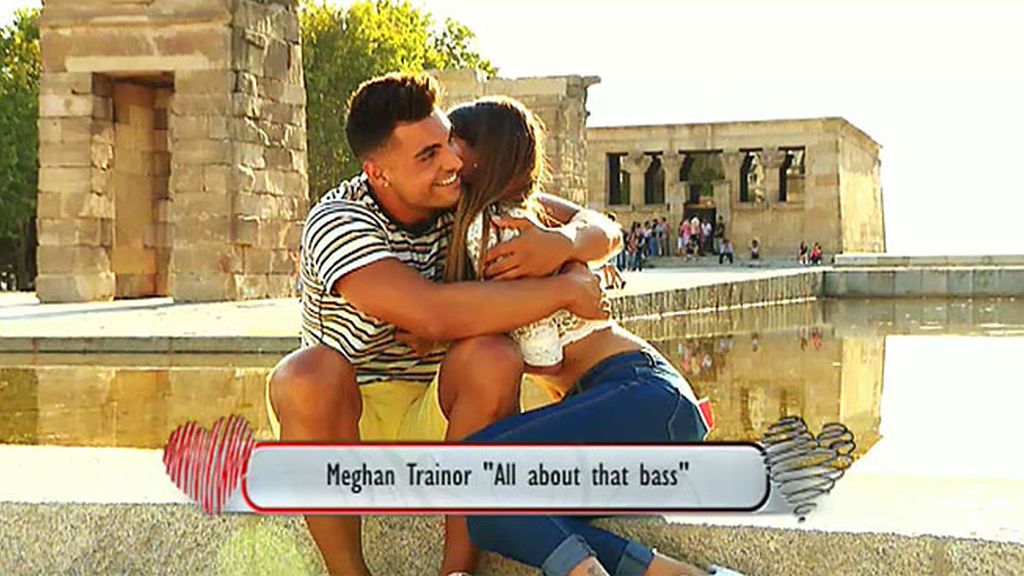 Triana le roba un beso a un pretendiente en la primera cita por primera vez