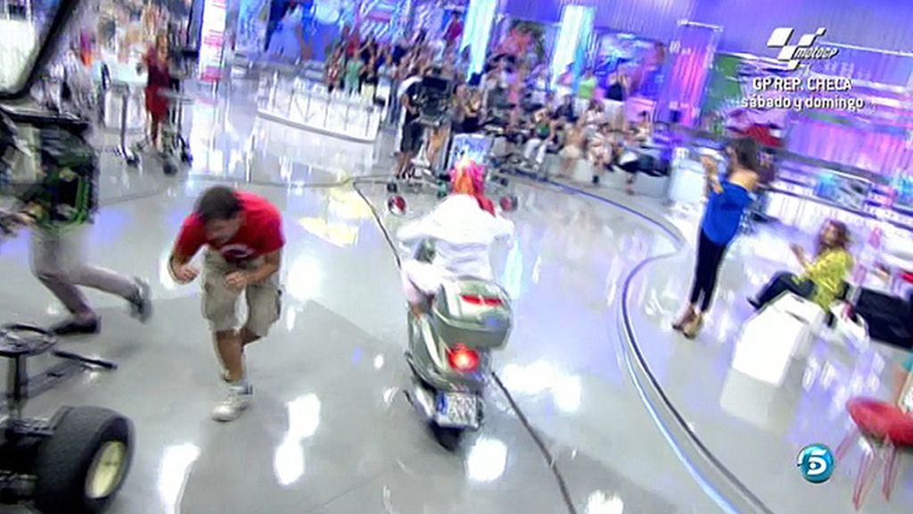 Cubierta con un pañuelo y sobre dos ruedas, la colaboradora vuelve de vacaciones