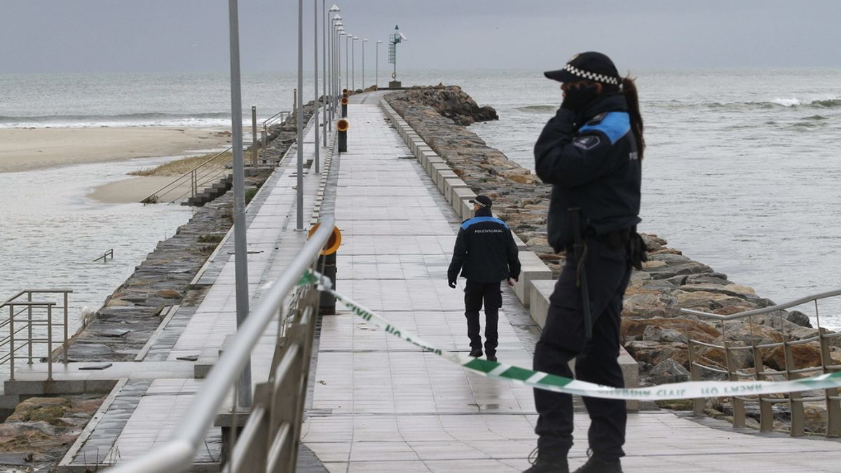Más de 50 efectivos buscan buscan al joven desaparecido por un golpe de mar en Fozbuscan