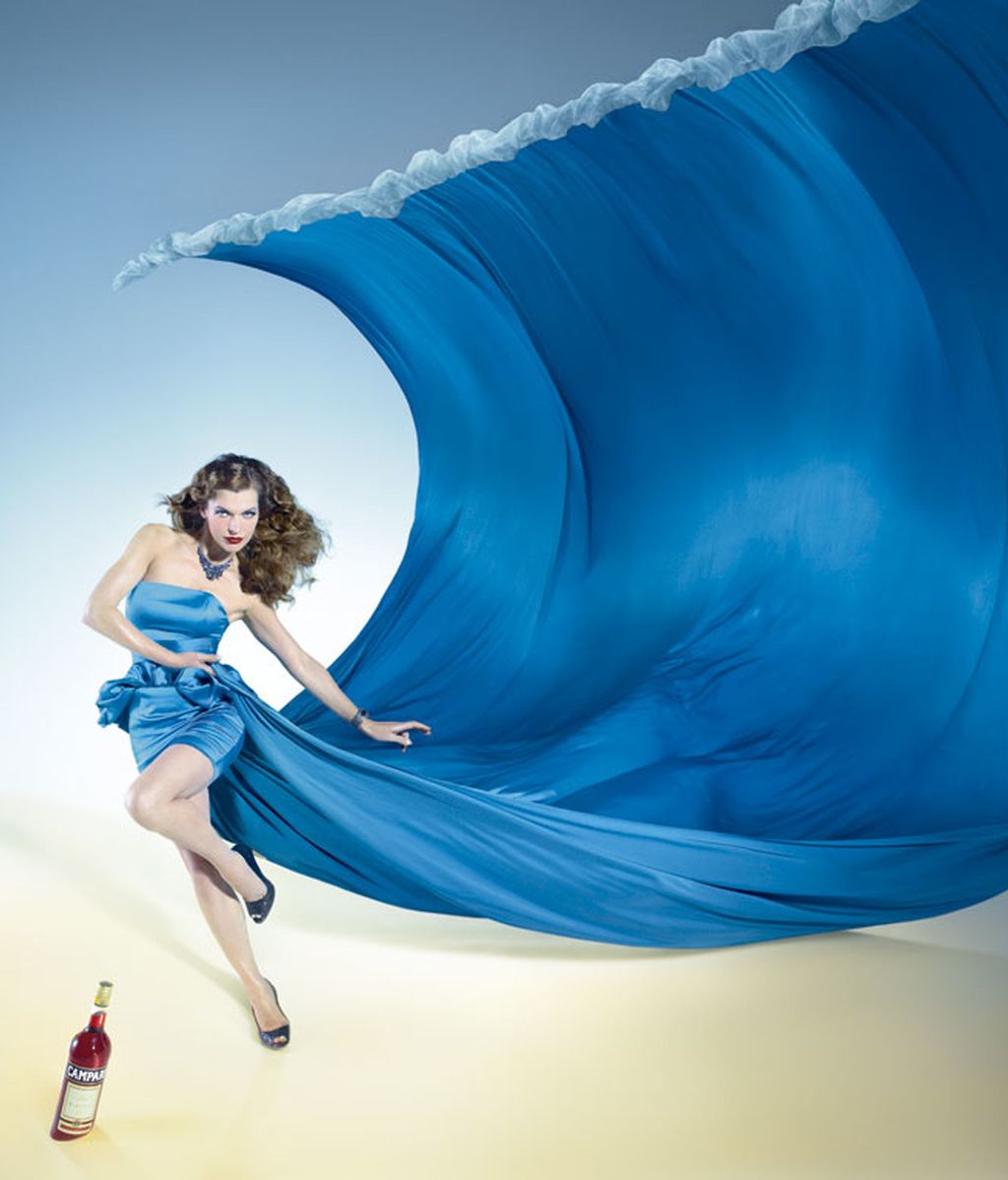 Milla Jovovich anuncia el fin del mundo en el calendario Campari