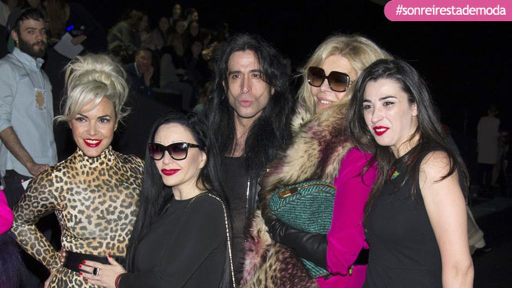 Mar Flores, Marc Clotet y la 'pandi' de Davidelfin en su desfile
