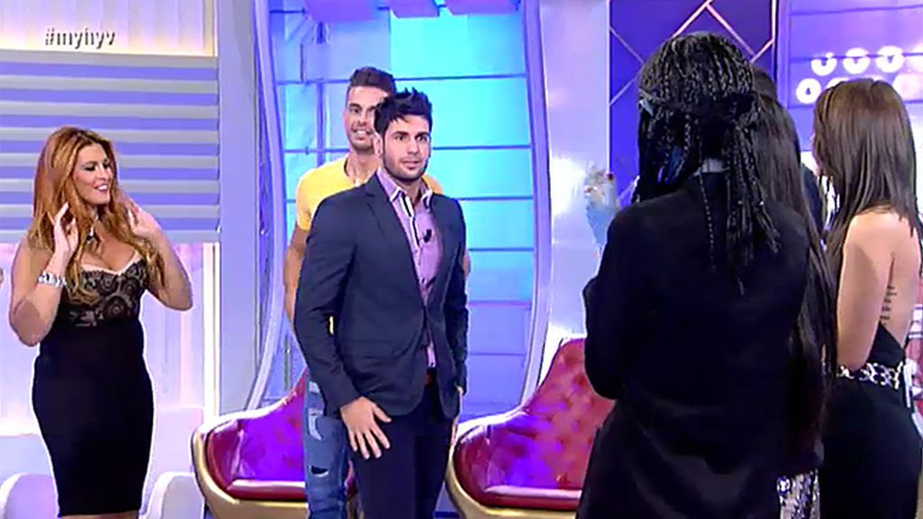 Emma: "Estás raro, pero estás guapo"