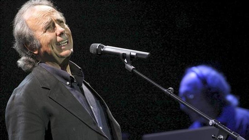 El cantautor español Joan Manuel Serrat está de gira en Argentina para presentar su más reciente trabajo, "Hijo de la luz y de la sombra". EFE/Archivo