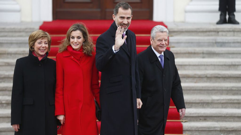 Caluroso recimiento a Don Felipe y doña Letizia en Alemania