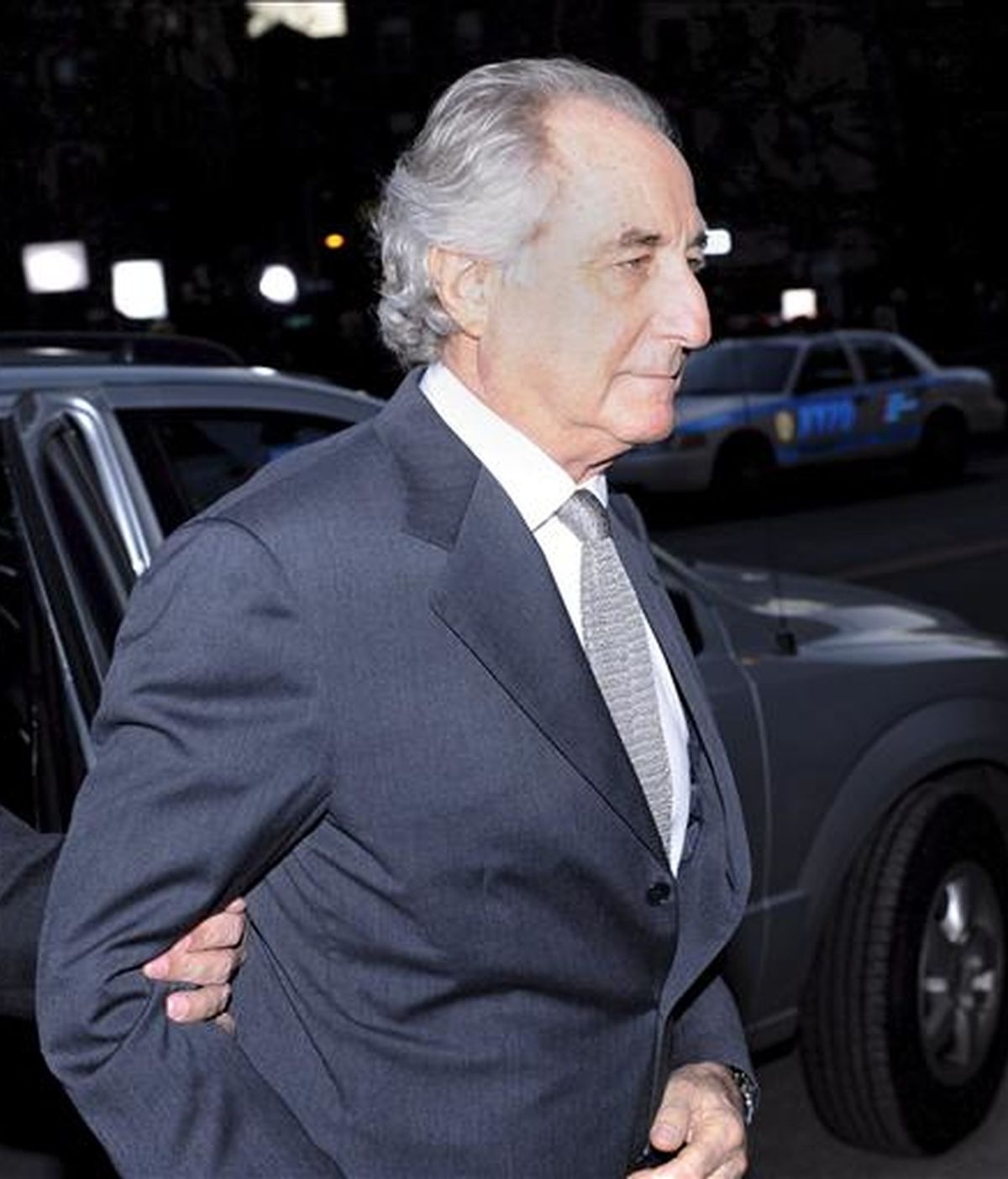 Madoff, un ex presidente del índice Nasdaq, fue arrestado en diciembre, cuando se destapó el fraude, y se mantuvo en detención domiciliaria hasta que ingresó en una cárcel de Manhattan desde marzo. EFE/Archivo