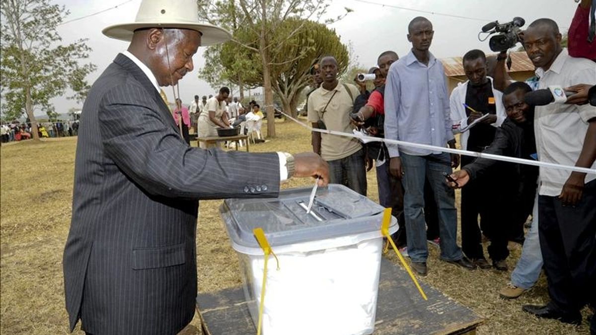 El actual presidente de Uganda y líder del Movimiento de Resistencia Nacional, Yoweri Museveni, deposita ayer su voto en un colegio electoral del pueblo de Kiruhura. EFE