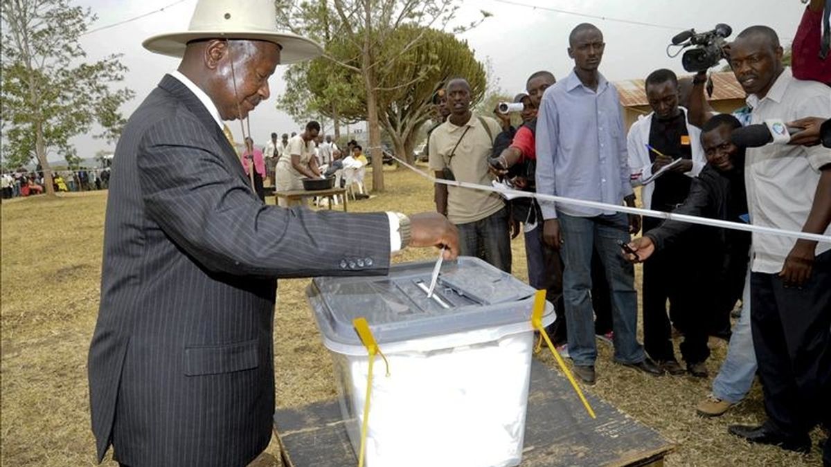 El actual presidente de Uganda y líder del Movimiento de Resistencia Nacional, Yoweri Museveni, deposita ayer su voto en un colegio electoral del pueblo de Kiruhura. EFE El actual presidente de Uganda y líder del Movimiento de Resistencia Nacional, Yoweri Museveni, deposita ayer su voto en un colegio electoral del pueblo de Kiruhura. EFE