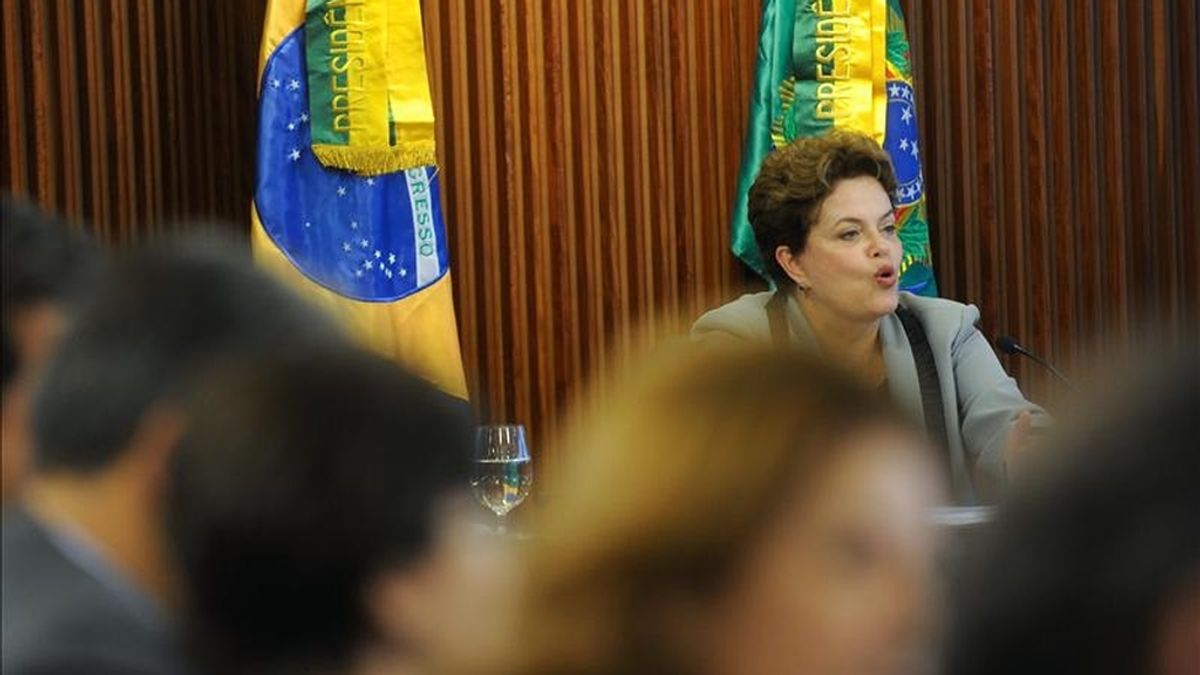 La presidenta brasileña, Dilma Rousseff, encabeza su primera reunión con el gabinete de ministros en el Palacio de Planalto en Brasilia (Brasil). EFE