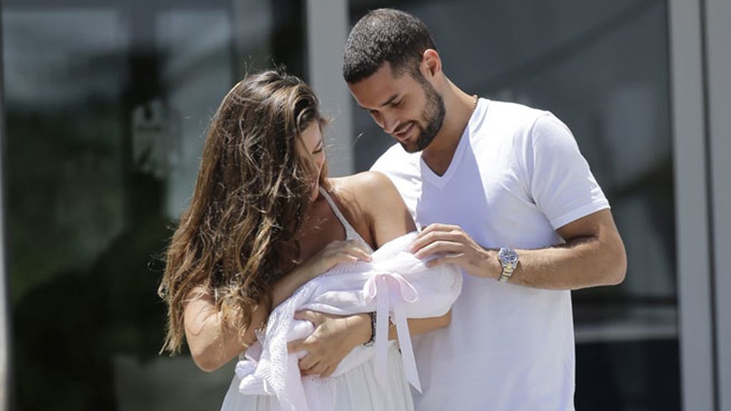 La pareja ha aparecido muy sonriente a la salida del hospital
