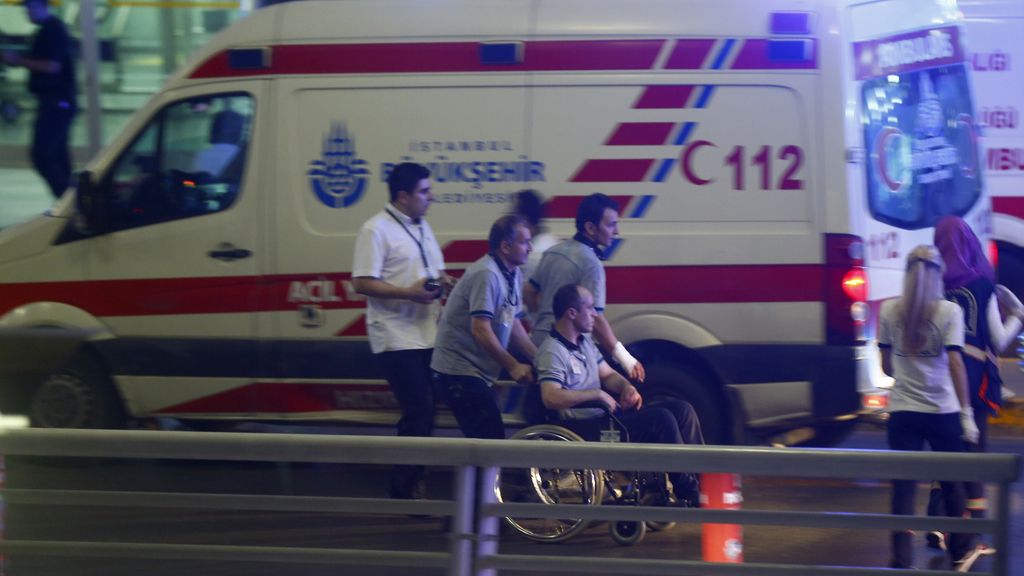 Dos explosiones y un tiroteo en el aeropuerto de Ataturk