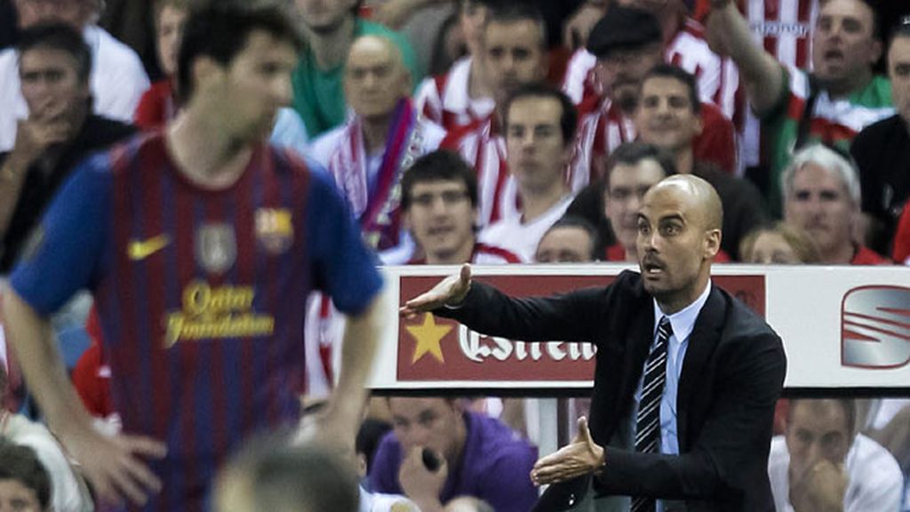 El entrenador del FC Barcelona, Pep Guardiola, da instrucciones en la banda