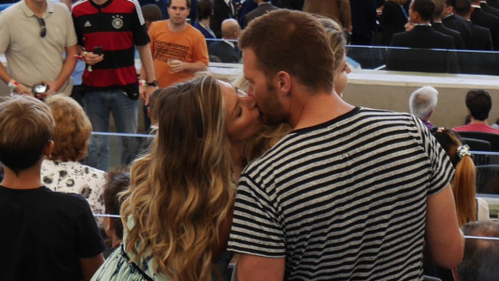 Gisele Bundchen besa a su novio el jugador de fútbol americano Tom Brady
