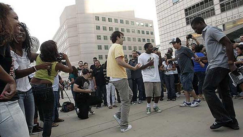 Los fans bailan sus temas