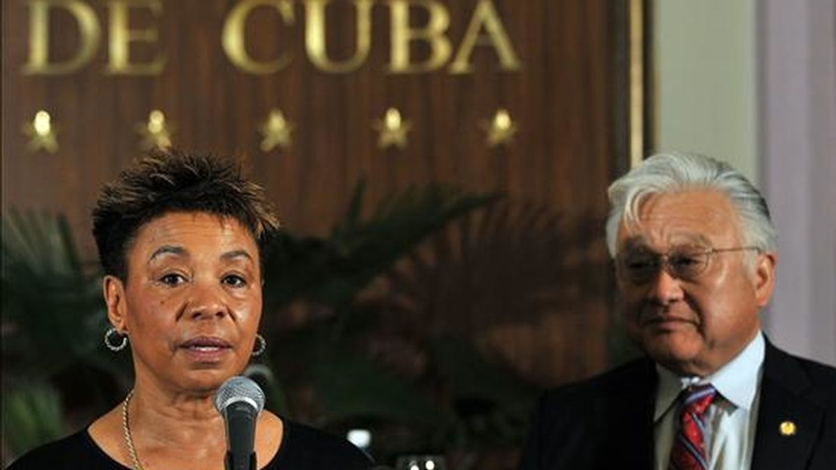 Los congresistas demócratas estadounidenses Barbara Lee (i) y Mike Honda (d) ofrecen una rueda de prensa en La Habana, en la que informaron sobre las actividades desarrolladas durante sus dos días de visita a Cuba. EFE
