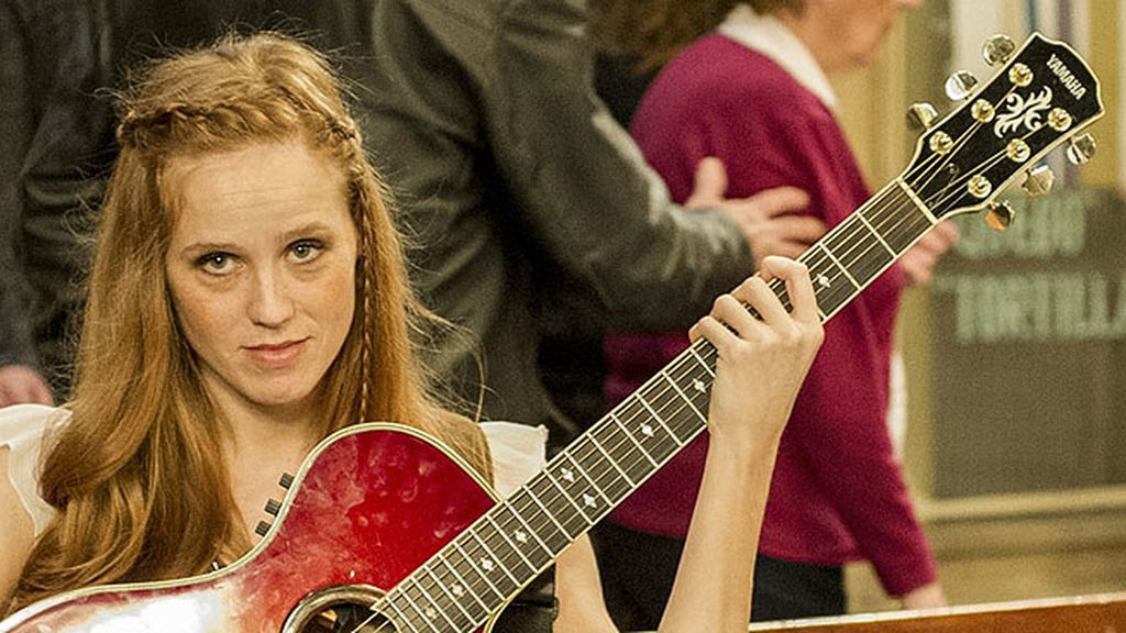 La actriz da vida a una joven y atractiva cantautora