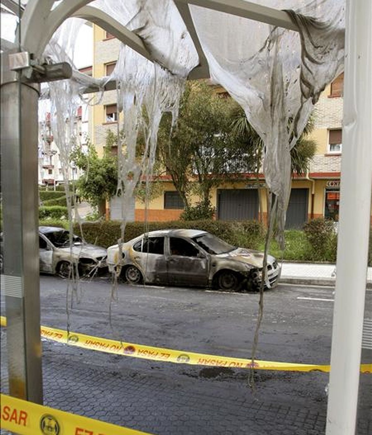 Un grupo de encapuchados ha incendiado la pasada madrugada un autobús de línea en la calle Julio Urquijo, en el barrio Bidebieta La Paz de San Sebastián (Guipúzcoa), ataque que también ha causado daños en una marquesina y en otros nueve vehículos. EFE